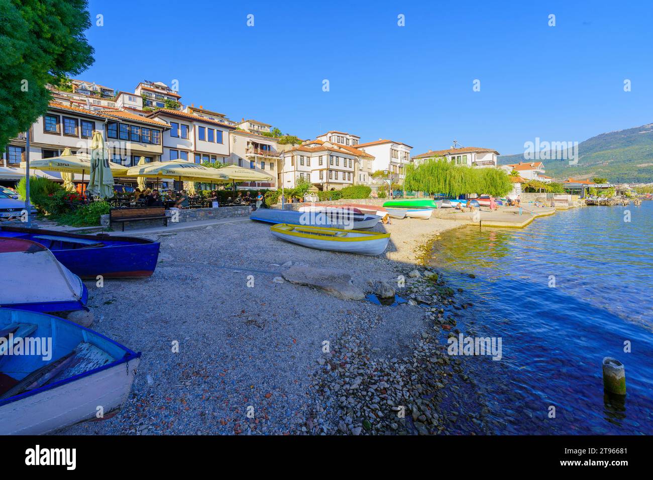 Ocrida, Macedonia del Nord - 3 ottobre 2023: Scena della riva del lago, con gente del posto e visitatori, nella città vecchia di Ocrida, Macedonia del Nord Foto Stock