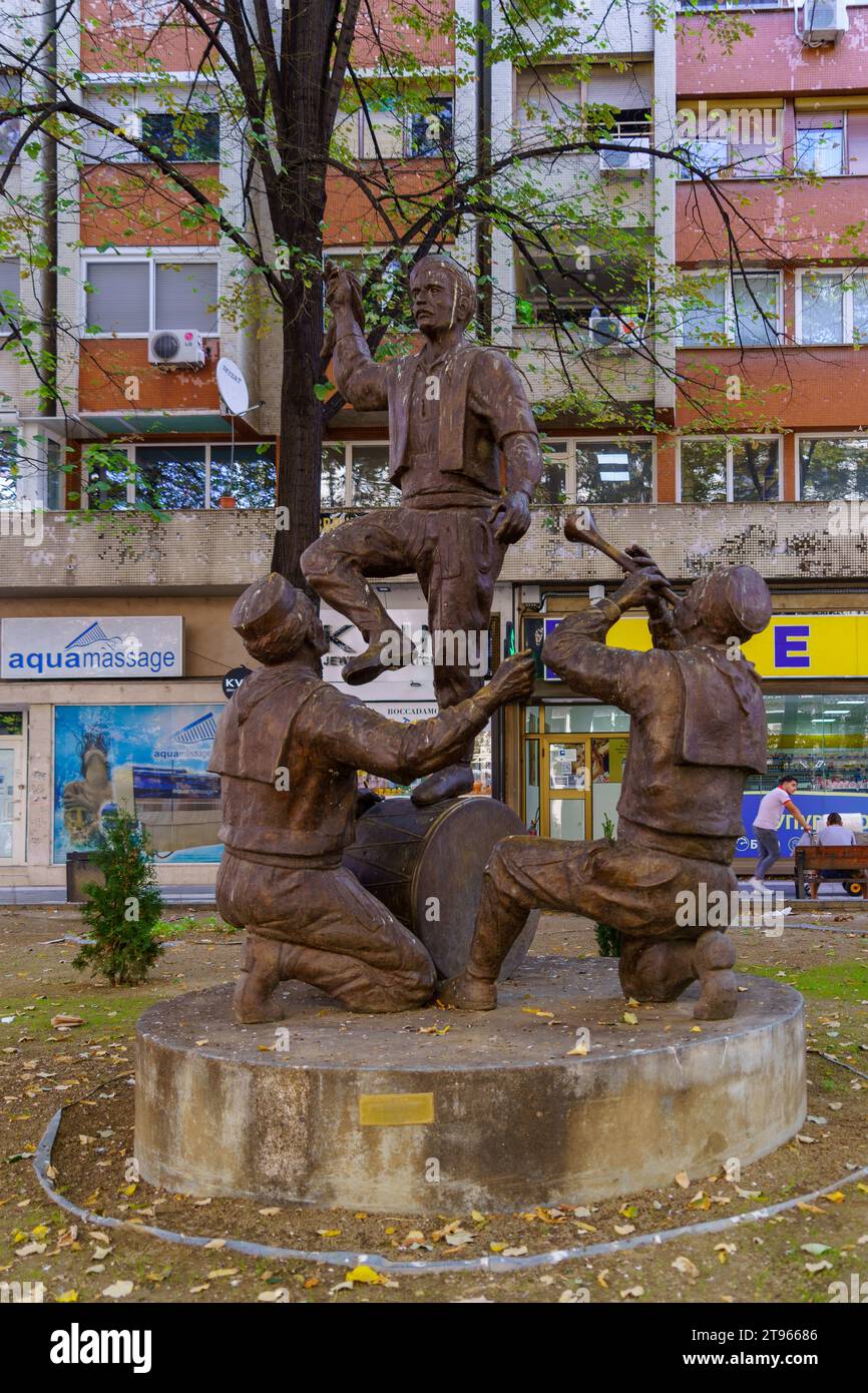 Skopje, Macedonia del Nord - 5 ottobre 2023: Veduta del Monumento dei Danzanti degli abitanti del villaggio, a Skopje, Macedonia del Nord Foto Stock
