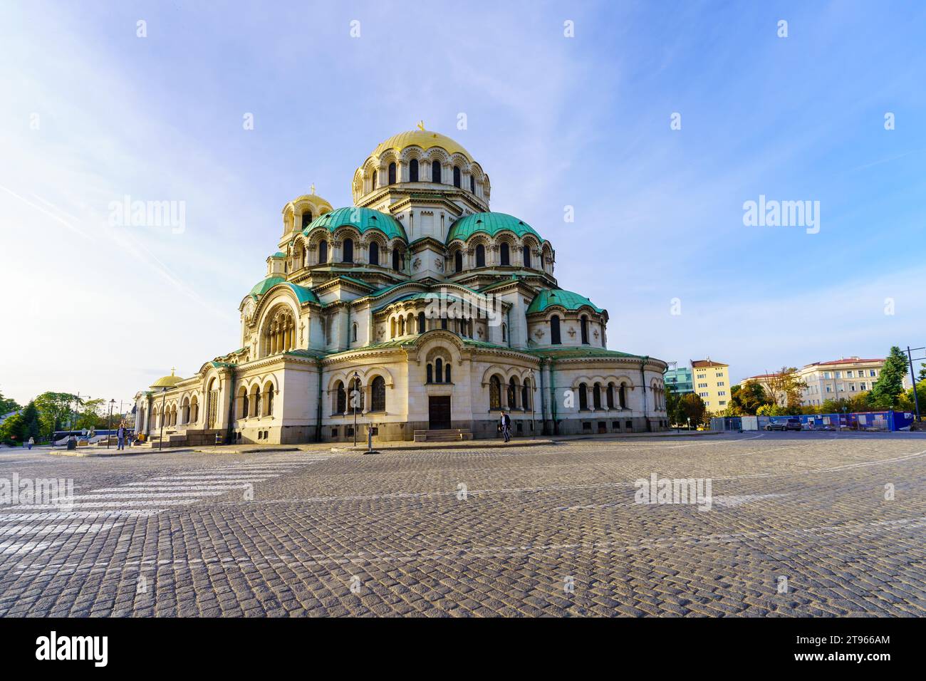 Sofia, Bulgaria - 09 ottobre 2023: Veduta del St Cattedrale Alexander Nevsky, con gente del posto e visitatori, a Sofia, Bulgaria Foto Stock