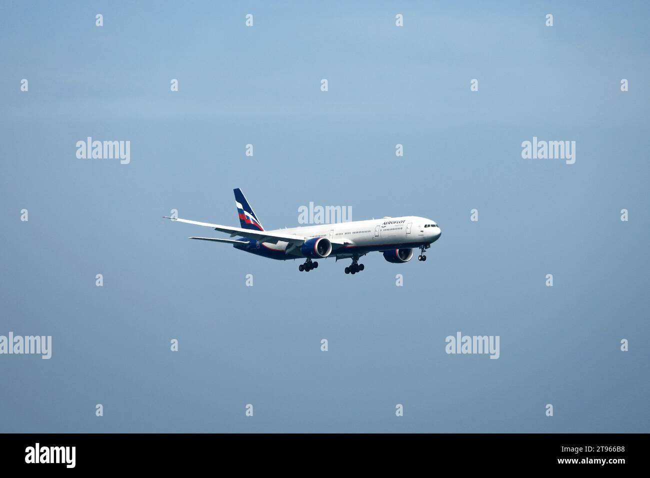 Aereo della compagnia aerea Aeroflot in volo sullo sfondo del cielo blu Foto Stock