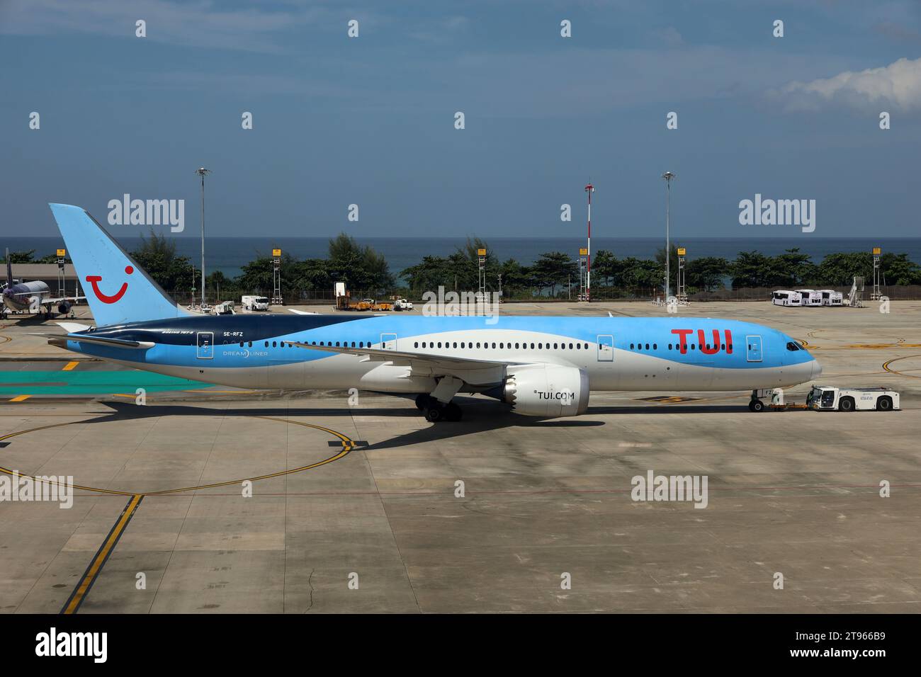 Aereo della compagnia aerea TUI all'Aeroporto Internazionale di Phuket Foto Stock