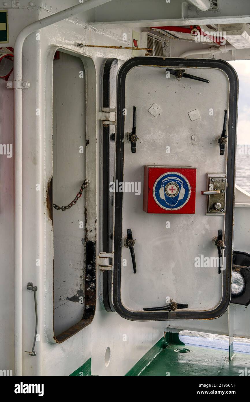 Porta d'acciaio per la sala macchine su una barca per escursioni, Mar Baltico, Ruegen, Meclemburgo-Vorpommen, Germania Foto Stock
