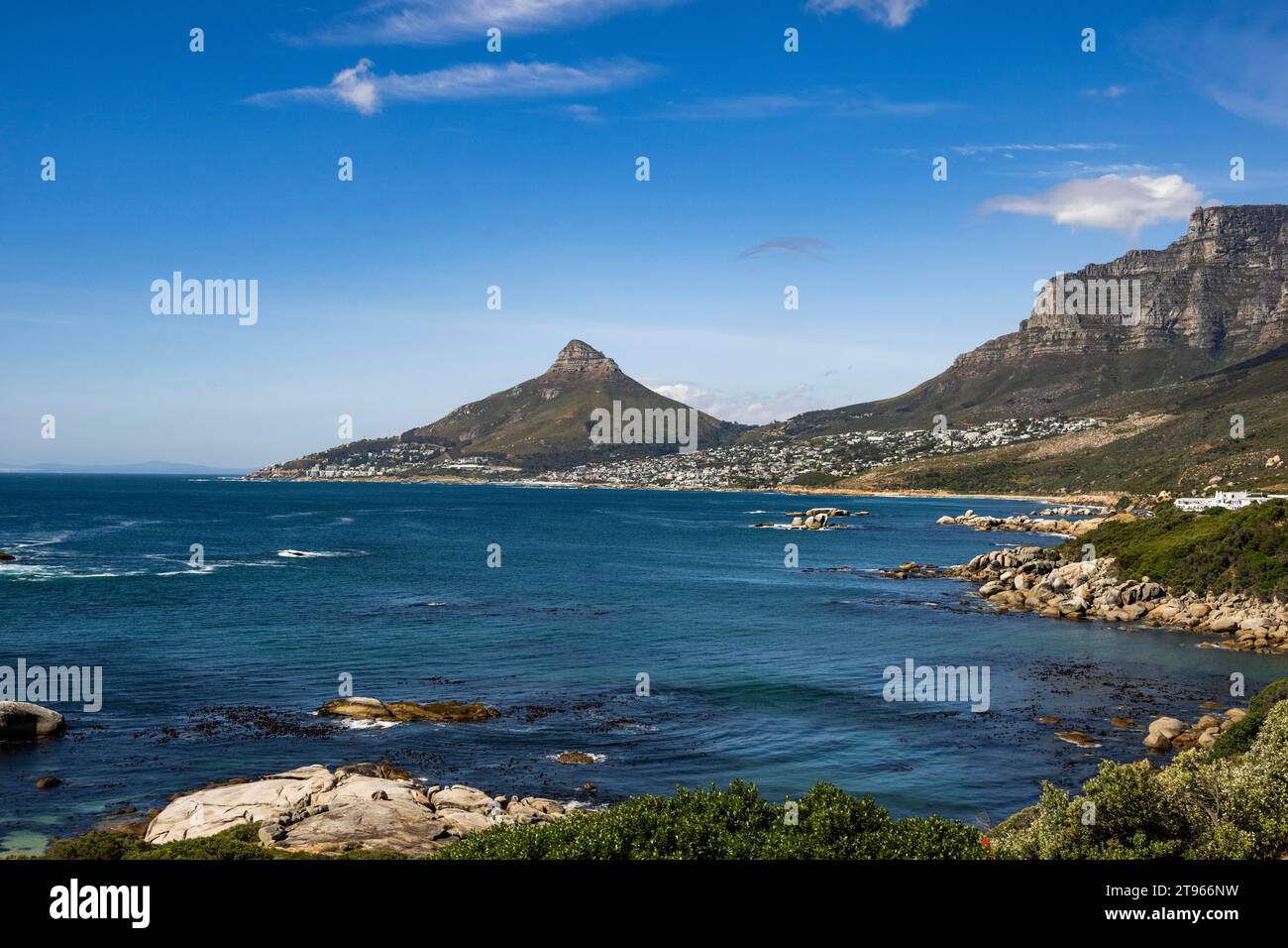 Oceano Atlantico con testa di leone e Table Mountain dalla spiaggia di Llandudno città del Capo, provincia del Capo Occidentale, Sudafrica Foto Stock