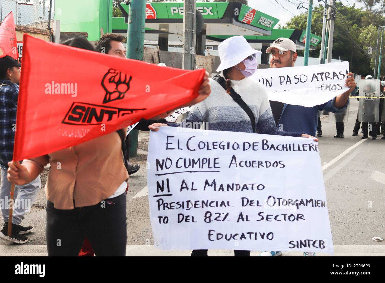 Lavoratori della Bachilleres School Strike 22 novembre 2023 a città del Messico, Messico.- lavoratori della National Independent Union of Workers della Bachilleres School a 10 isolati dal terminal 2 dell'aeroporto internazionale di città del Messico, come parte dello sciopero che hanno mantenuto da allora il 16 novembre. Il 22 novembre 2023. A città del Messico. Città del Messico Messico Copyright: XCarlosxSantiagoxxxEyepixxGroupx credito: Imago/Alamy Live News Foto Stock