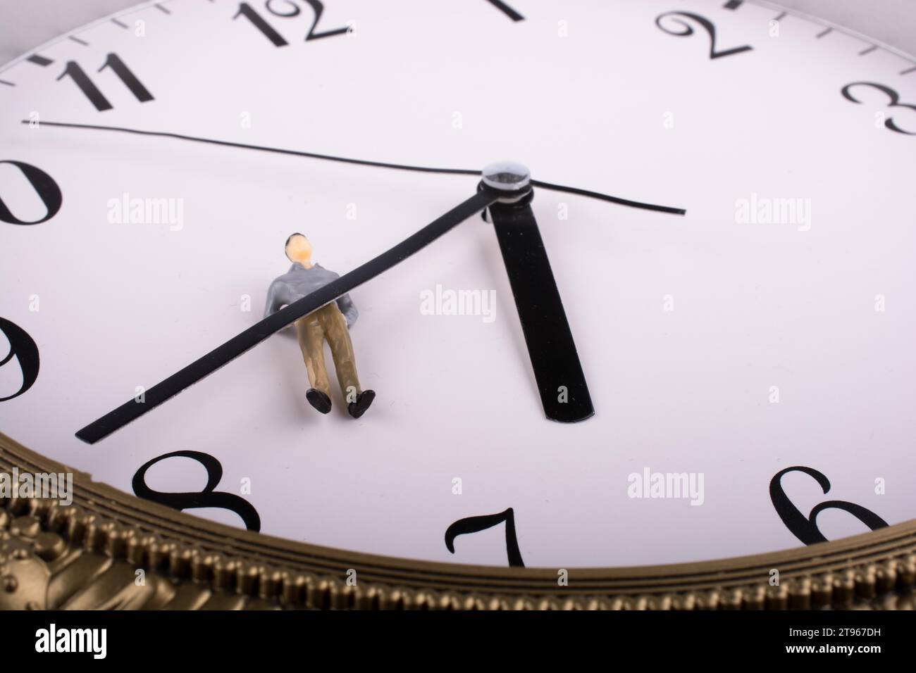 Uomo modello in un orologio su uno sfondo bianco Foto Stock