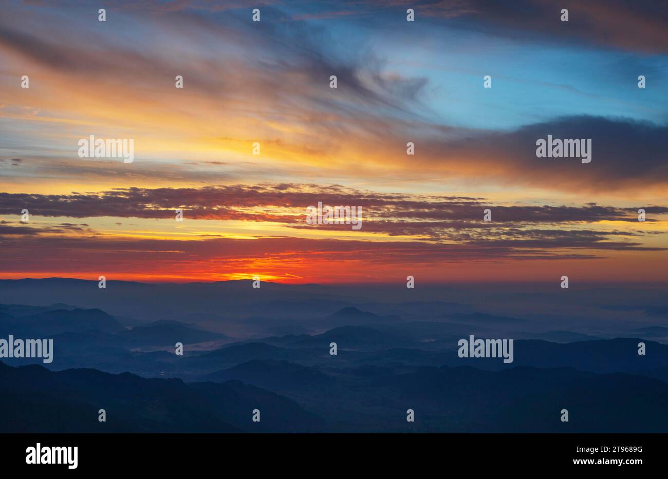 Profilo di montagna, alba sul Gerlitzen con vista sul bacino di Klagenfurt, Alpe Gerlitzen, Nockberge, Alpi Gurktaler, Carinzia, Austria Foto Stock