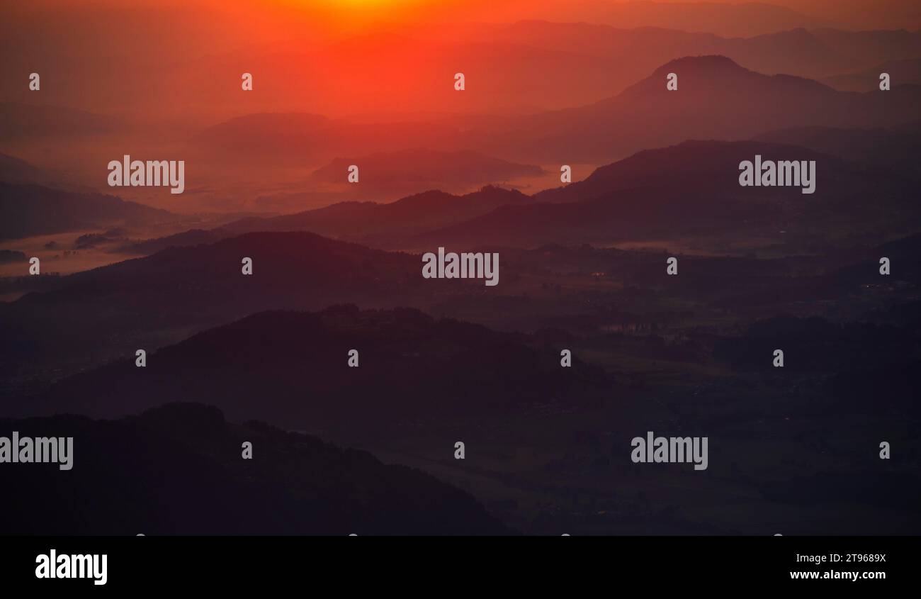 Profilo di montagna, alba sul Gerlitzen con vista sul bacino di Klagenfurt, Alpe Gerlitzen, Nockberge, Alpi Gurktaler, Carinzia, Austria Foto Stock