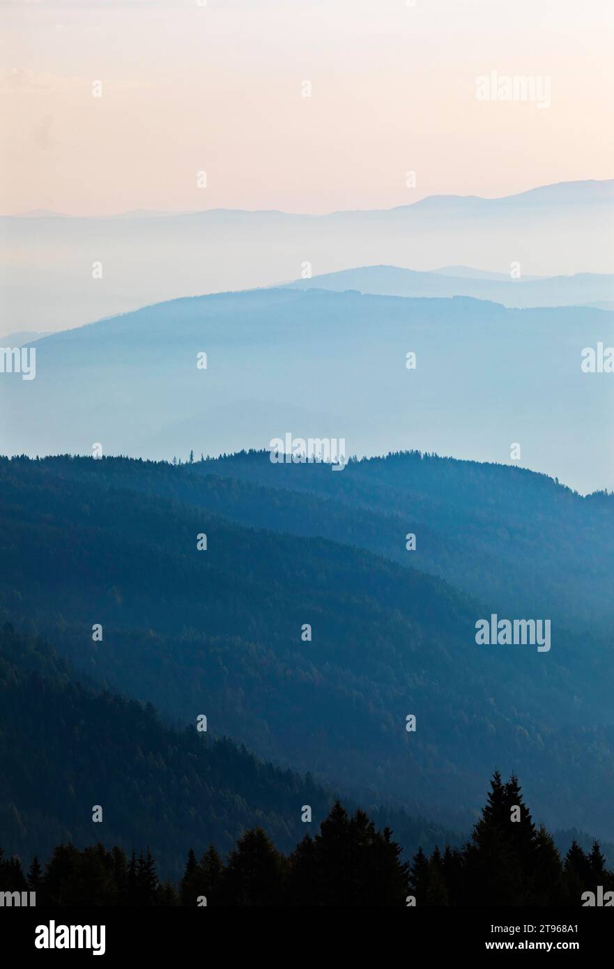 Profilo di montagna, montagne all'alba con vista sul bacino di Klagenfurt, Gerlitzen, Gerlitzen Alpe, Nockberge, Alpi Gurktaler, Carinzia, Austria Foto Stock