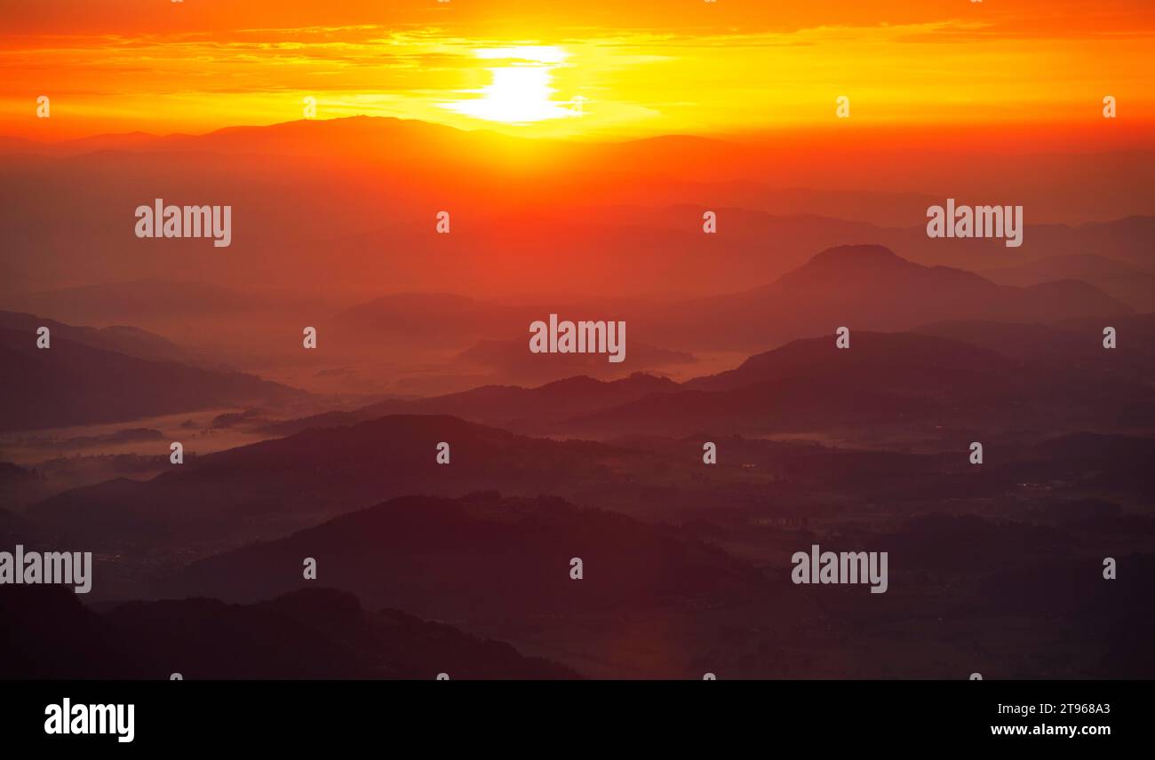 Profilo di montagna, alba sul Gerlitzen con vista sul bacino di Klagenfurt, Alpe Gerlitzen, Nockberge, Alpi Gurktaler, Carinzia, Austria Foto Stock
