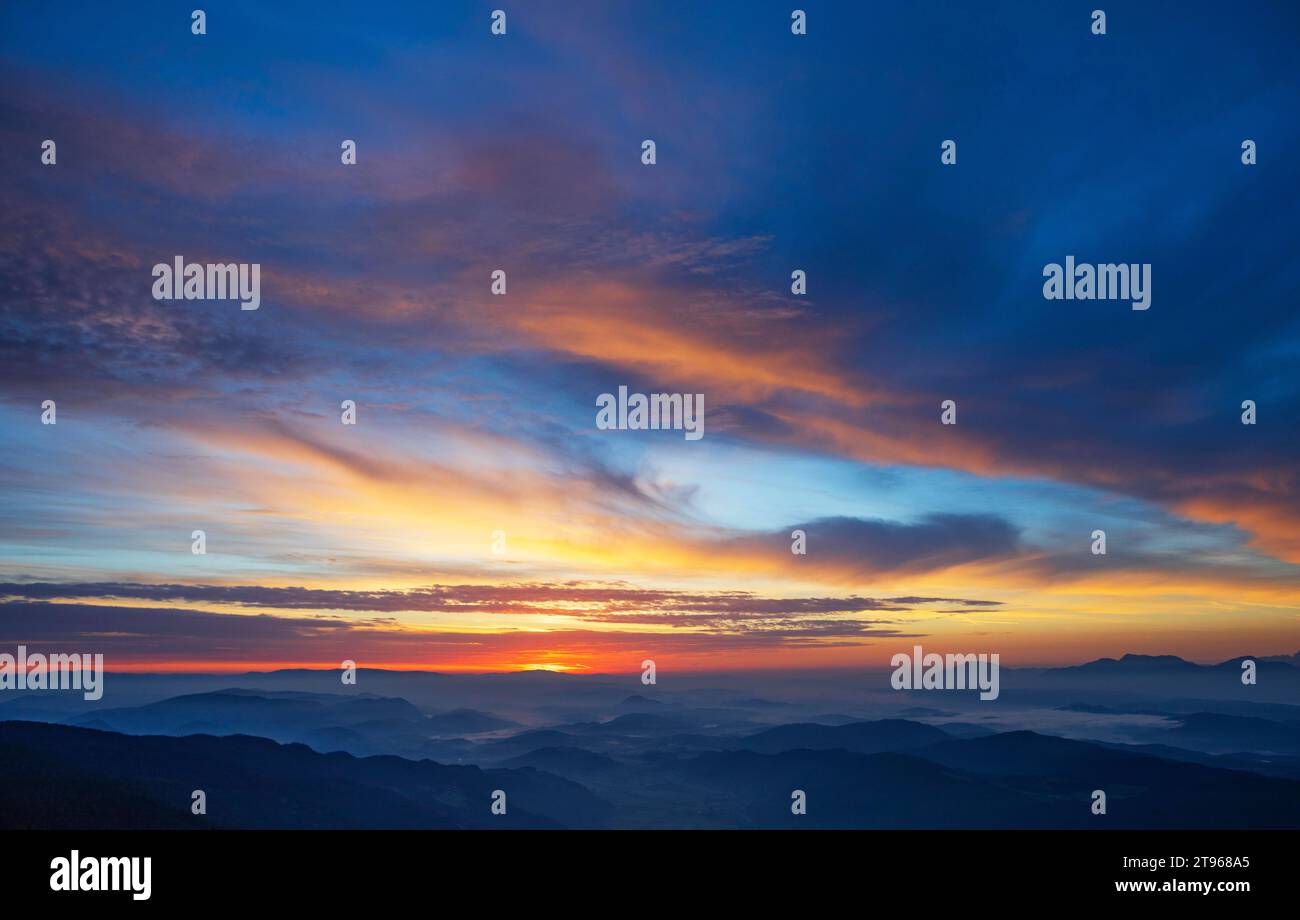 Profilo di montagna, alba sul Gerlitzen con vista sul bacino di Klagenfurt, Alpe Gerlitzen, Nockberge, Alpi Gurktaler, Carinzia, Austria Foto Stock