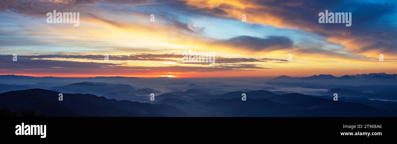 Profilo di montagna, alba sul Gerlitzen con vista sul bacino di Klagenfurt, Alpe Gerlitzen, Nockberge, Alpi Gurktaler, Carinzia, Austria Foto Stock
