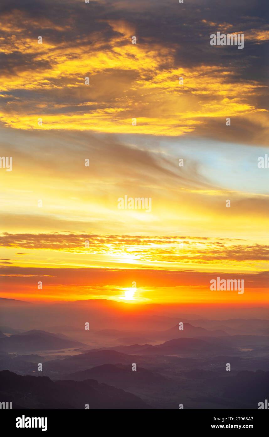 Profilo di montagna, alba sul Gerlitzen con vista sul bacino di Klagenfurt, Alpe Gerlitzen, Nockberge, Alpi Gurktaler, Carinzia, Austria Foto Stock