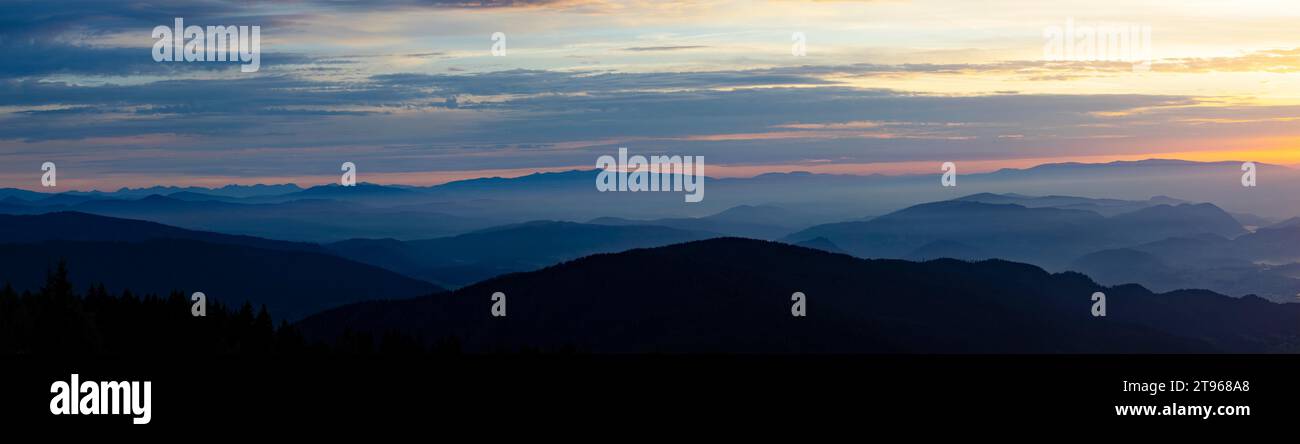 Profilo di montagna, alba sul Gerlitzen con vista sul bacino di Klagenfurt, Alpe Gerlitzen, Nockberge, Alpi Gurktaler, Carinzia, Austria Foto Stock