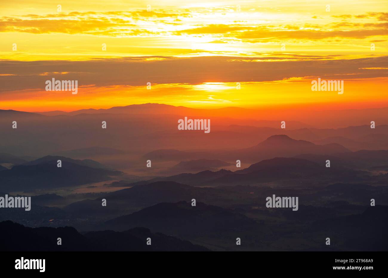 Profilo di montagna, alba sul Gerlitzen con vista sul bacino di Klagenfurt, Alpe Gerlitzen, Nockberge, Alpi Gurktaler, Carinzia, Austria Foto Stock