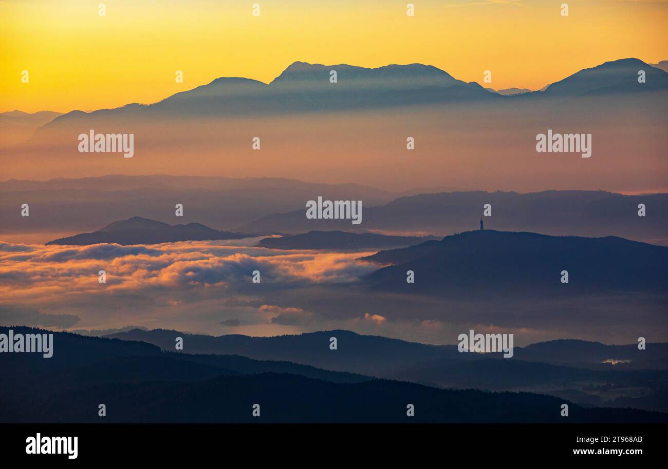 Profilo di montagna, montagne all'alba con vista sul bacino di Klagenfurt con il lago Woerth e Karawanken, Gerlitzen, l'Alpe di Gerlitzen Foto Stock