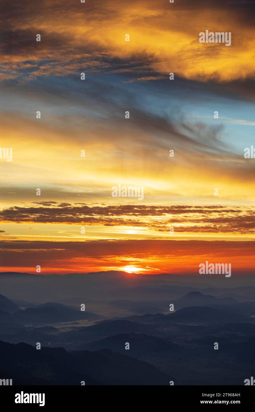 Profilo di montagna, alba sul Gerlitzen con vista sul bacino di Klagenfurt, Alpe Gerlitzen, Nockberge, Alpi Gurktaler, Carinzia, Austria Foto Stock