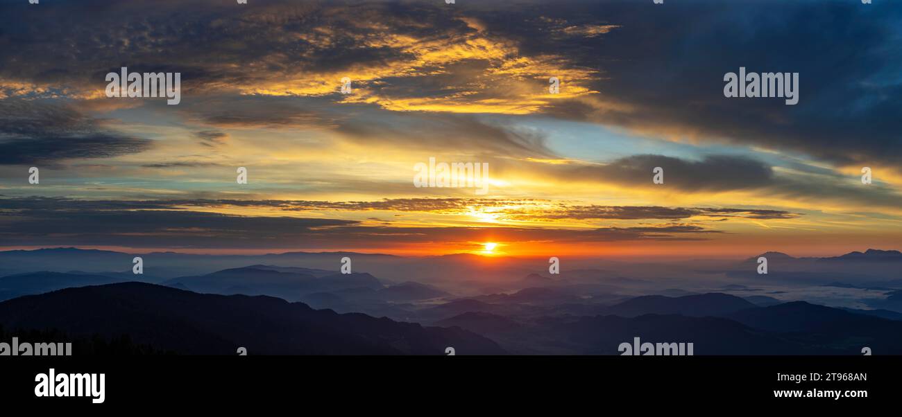 Profilo di montagna, alba sul Gerlitzen con vista sul bacino di Klagenfurt, Alpe Gerlitzen, Nockberge, Alpi Gurktaler, Carinzia, Austria Foto Stock