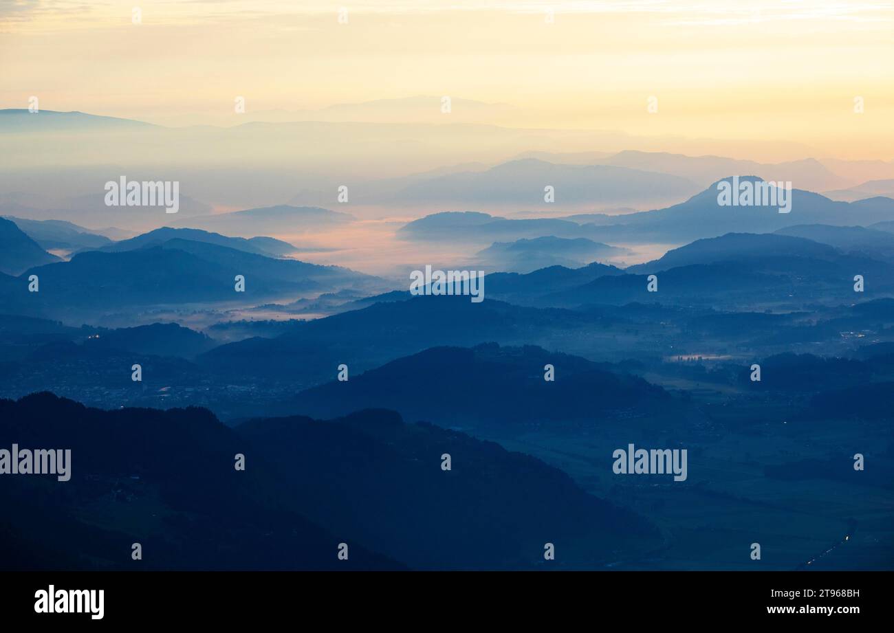 Profilo di montagna, montagne all'alba con vista sul bacino di Klagenfurt, Gerlitzen, Gerlitzen Alpe, Nockberge, Alpi Gurktaler, Carinzia, Austria Foto Stock