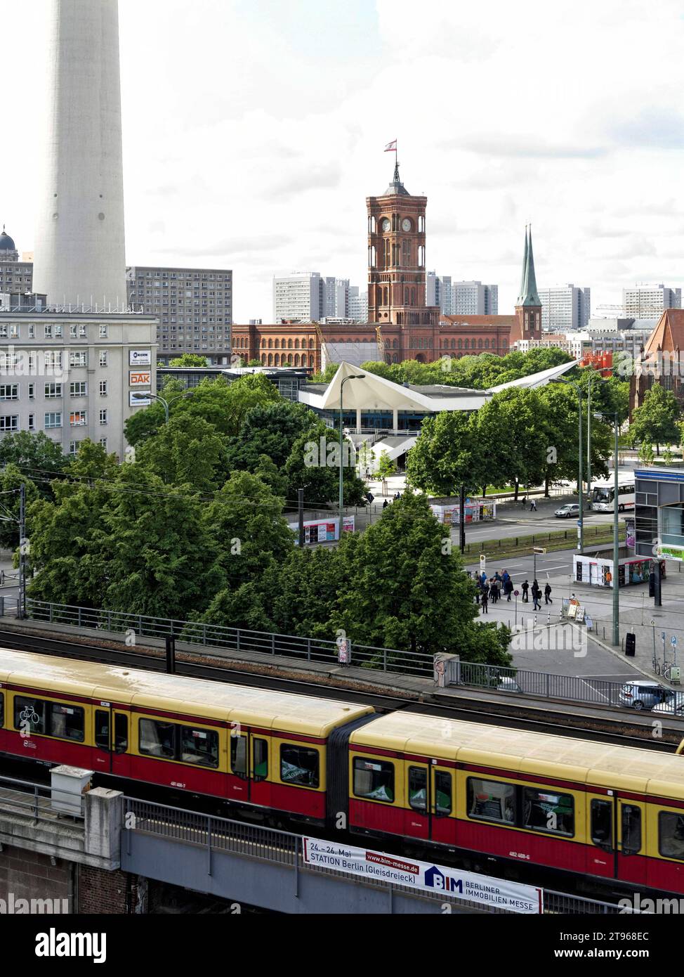 Municipio Rosso, torre della televisione ed edifici prefabbricati, Berlino, Germania Foto Stock
