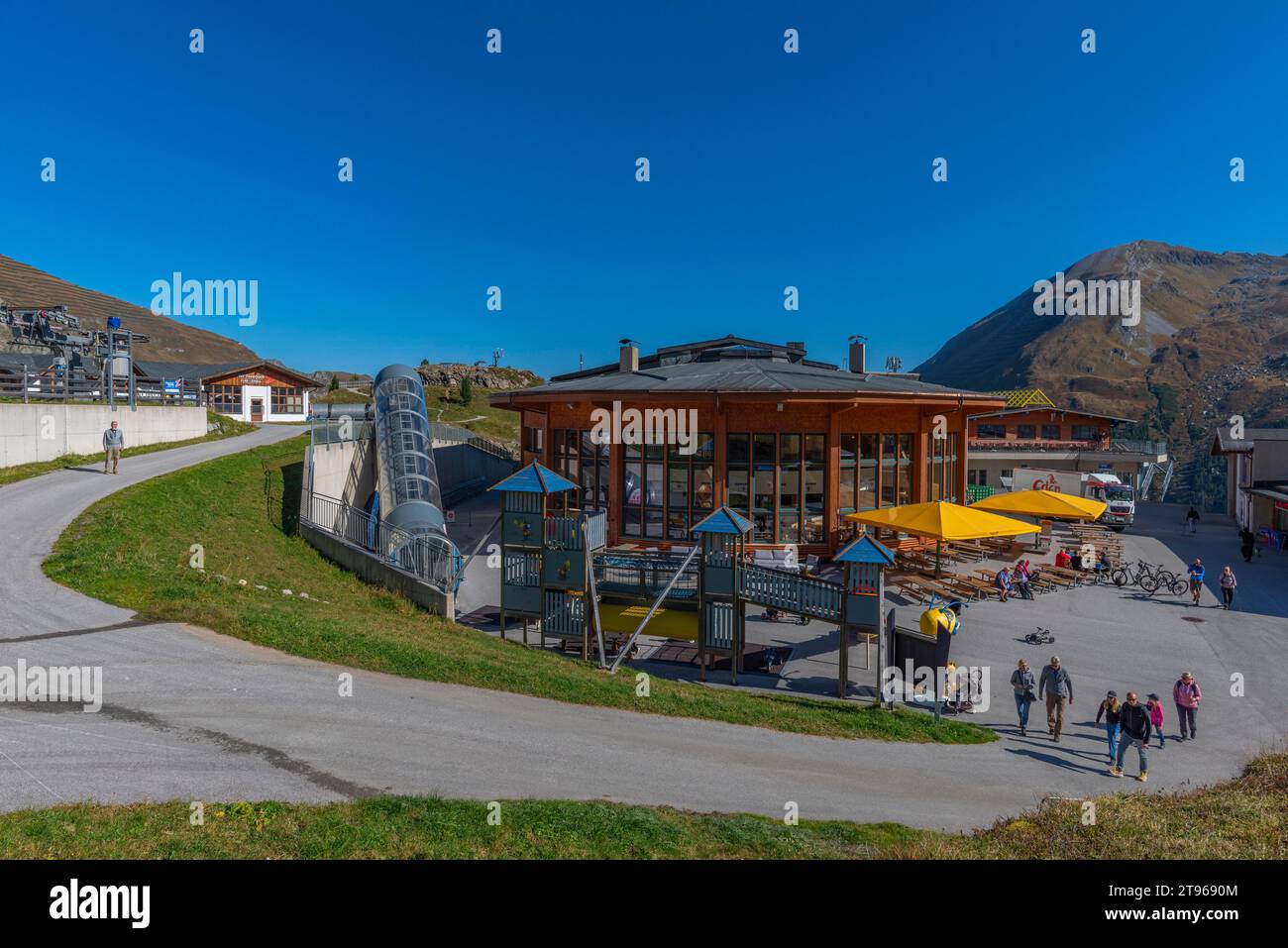 Stazione intermedia Sommerbergalm (2) (100 m) della ferrovia del ghiacciaio Hintertux, ristorante, turisti, Hintertux, Tuxertal, Alpi Zillertal, cielo blu Foto Stock
