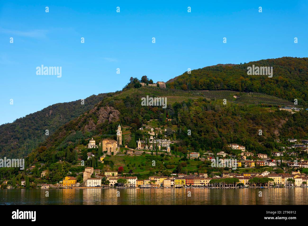 Bellissimo villaggio Morcote con Ciucra e Castello sul Lago di Lugano e paesaggio montano con cielo limpido e blu a Morcote, Ticino, Svizzera Foto Stock
