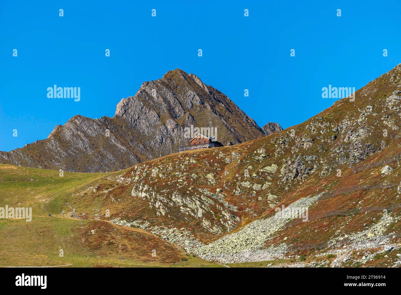 Rifugio alpino Tuxer-Joch-Haus (2131 m), sopra la stazione intermedia Sommerbergalm (2) (100 m) della ferrovia glaciale Hintertux, mondo alpino delle montagne Foto Stock