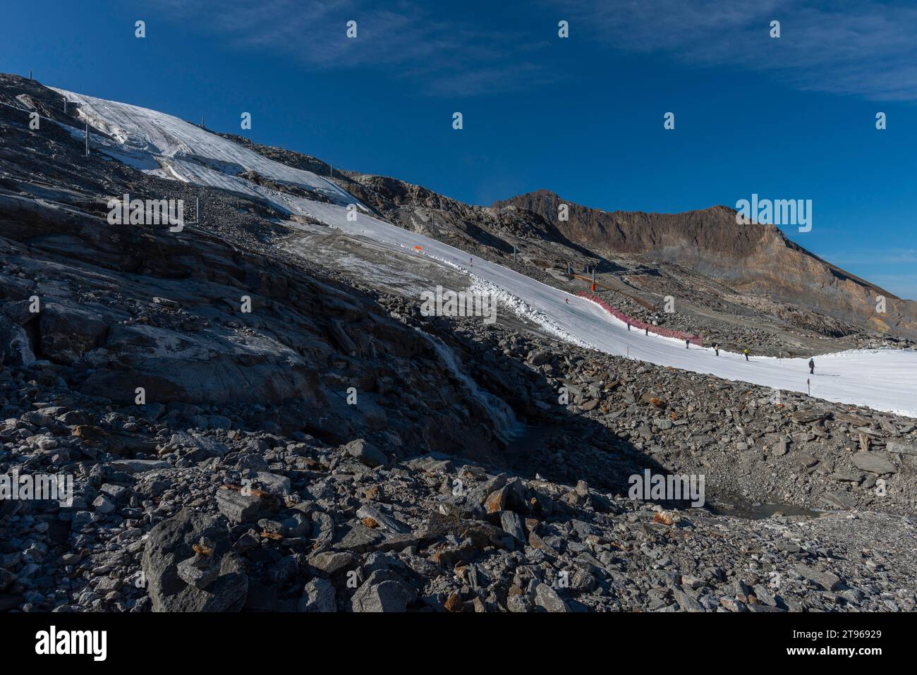 Stazione intermedia Tuxer-Ferner-Haus (2) (2660 m), ferrovia del ghiacciaio Hintertux, Hintertux, Tuxertal, mondo alpino, pista da sci, sciatori, blu Foto Stock