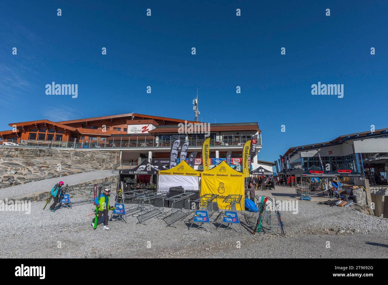 Stazione intermedia Tuxer-Ferner-Haus (2) (2660 m), Hintertux Glacier Railway, Hintertux, Tuxertal, Alpine Mountain World, ristorante, bancarelle, blu Foto Stock
