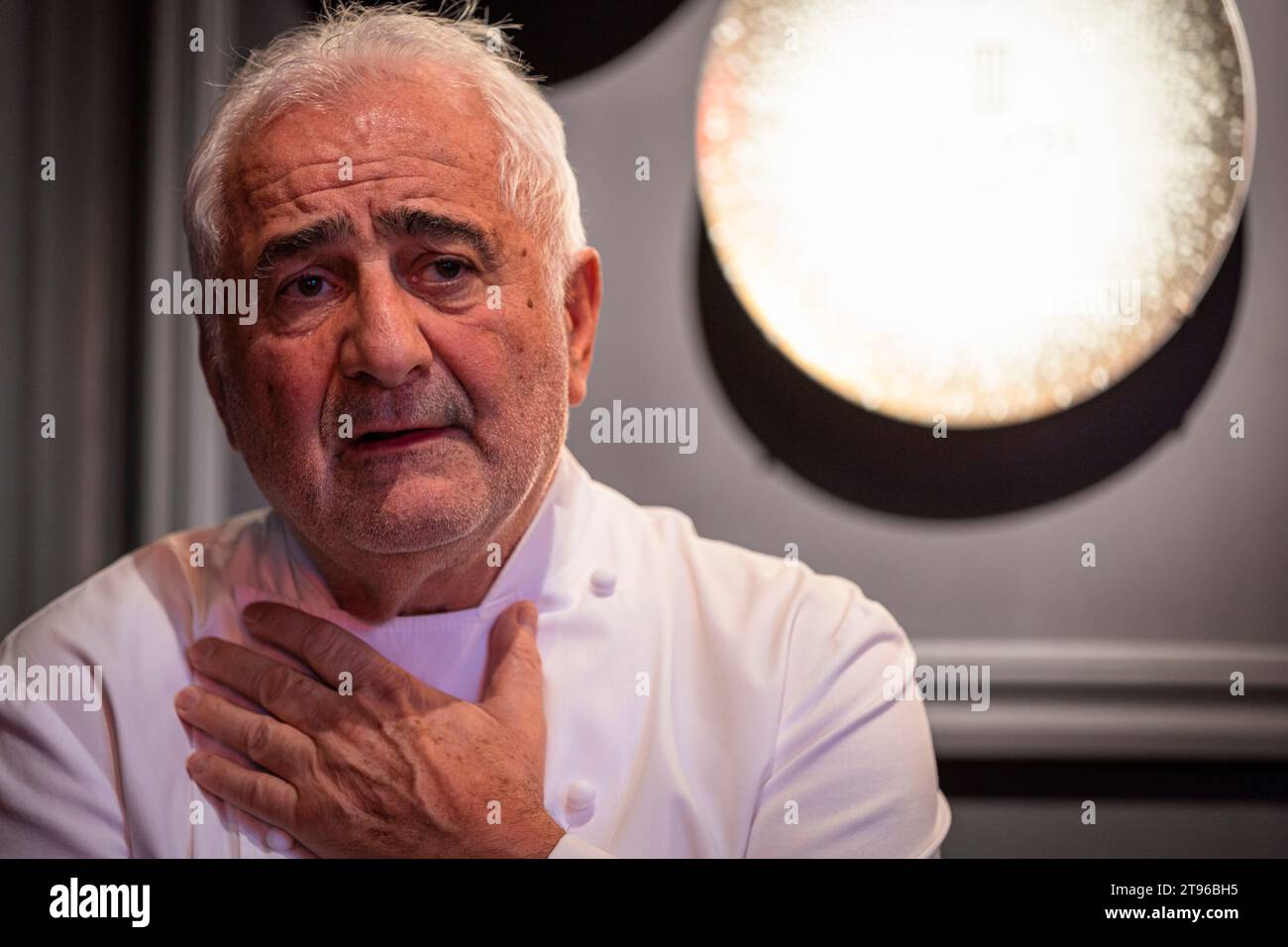 © PHOTOPQR/LE DAUPHINE/Bertrand RIOTORD ; Parigi ; 21/11/2023 ; Parigi (Ile de France), le 21 novembre 2023. Guy Savoy dans les cuisine de son, ristorante éponyme. même si le guide Michelin lui a enlevé sa troisième étoile, le chef francesi reste l'un des meilleurs cuisine iniers du monde. Ristorante Son situé à la Monnaie de Paris figure pour la septième fois au sommet de la liste des meilleurs Restaurants du monde, classés par 'la liste'. Foto : Bertrand Riotord/le Dauphiné libéré - Guy Patrice Savoy, chef francese che è il capo chef e proprietario del ristorante omonimo Guy Savoy a Parigi Foto Stock