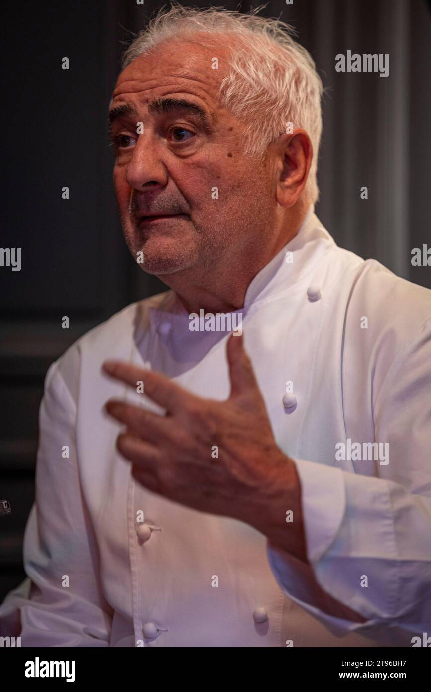 © PHOTOPQR/LE DAUPHINE/Bertrand RIOTORD ; Parigi ; 21/11/2023 ; Parigi (Ile de France), le 21 novembre 2023. Guy Savoy dans les cuisine de son, ristorante éponyme. même si le guide Michelin lui a enlevé sa troisième étoile, le chef francesi reste l'un des meilleurs cuisine iniers du monde. Ristorante Son situé à la Monnaie de Paris figure pour la septième fois au sommet de la liste des meilleurs Restaurants du monde, classés par 'la liste'. Foto : Bertrand Riotord/le Dauphiné libéré - Guy Patrice Savoy, chef francese che è il capo chef e proprietario del ristorante omonimo Guy Savoy a Parigi Foto Stock