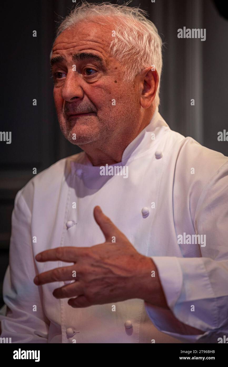 © PHOTOPQR/LE DAUPHINE/Bertrand RIOTORD ; Parigi ; 21/11/2023 ; Parigi (Ile de France), le 21 novembre 2023. Guy Savoy dans les cuisine de son, ristorante éponyme. même si le guide Michelin lui a enlevé sa troisième étoile, le chef francesi reste l'un des meilleurs cuisine iniers du monde. Ristorante Son situé à la Monnaie de Paris figure pour la septième fois au sommet de la liste des meilleurs Restaurants du monde, classés par 'la liste'. Foto : Bertrand Riotord/le Dauphiné libéré - Guy Patrice Savoy, chef francese che è il capo chef e proprietario del ristorante omonimo Guy Savoy a Parigi Foto Stock