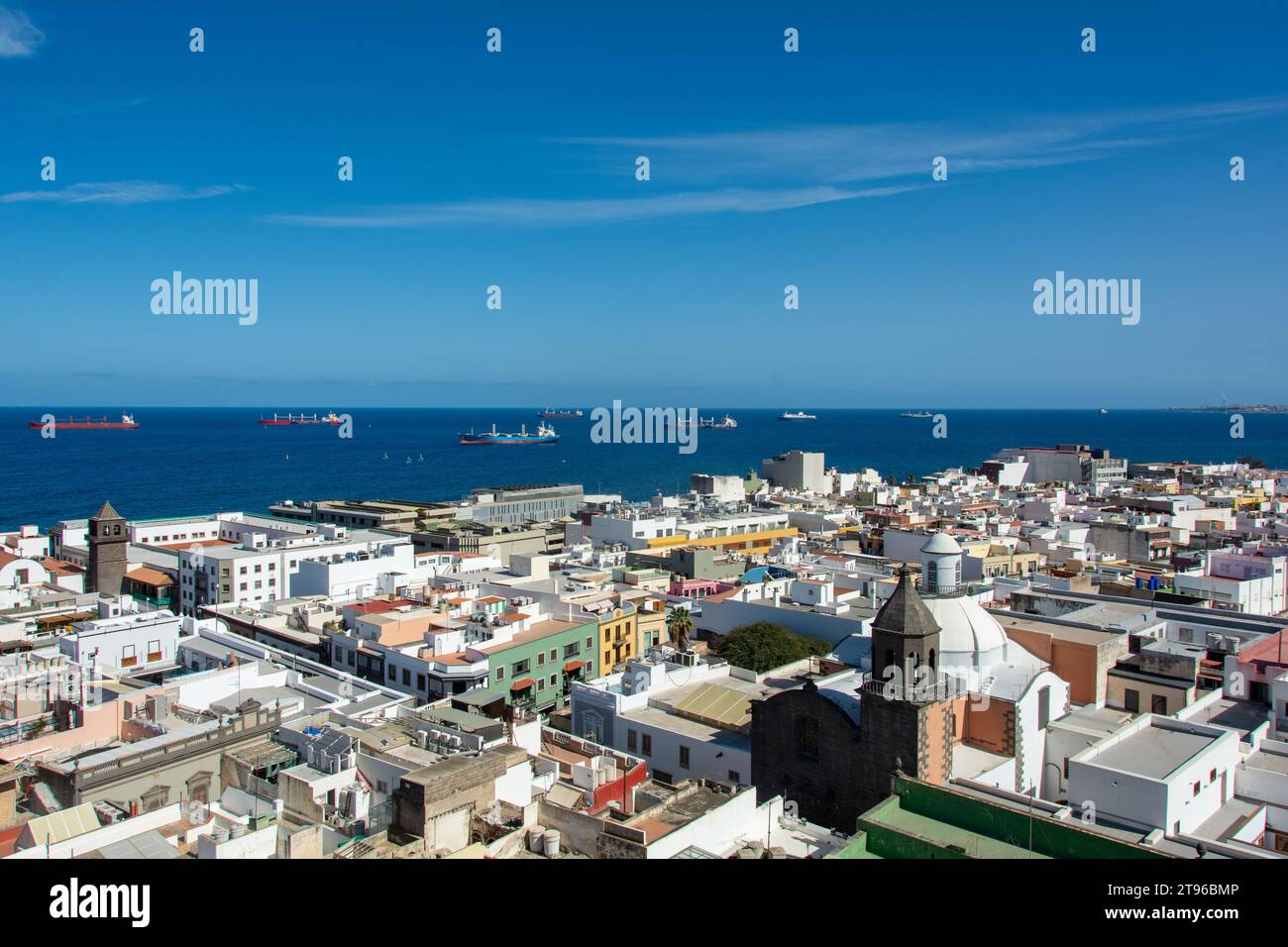 Cargo in mare con tetti della città di Las Palmas Gran Canaria, Spagna in primo piano Foto Stock