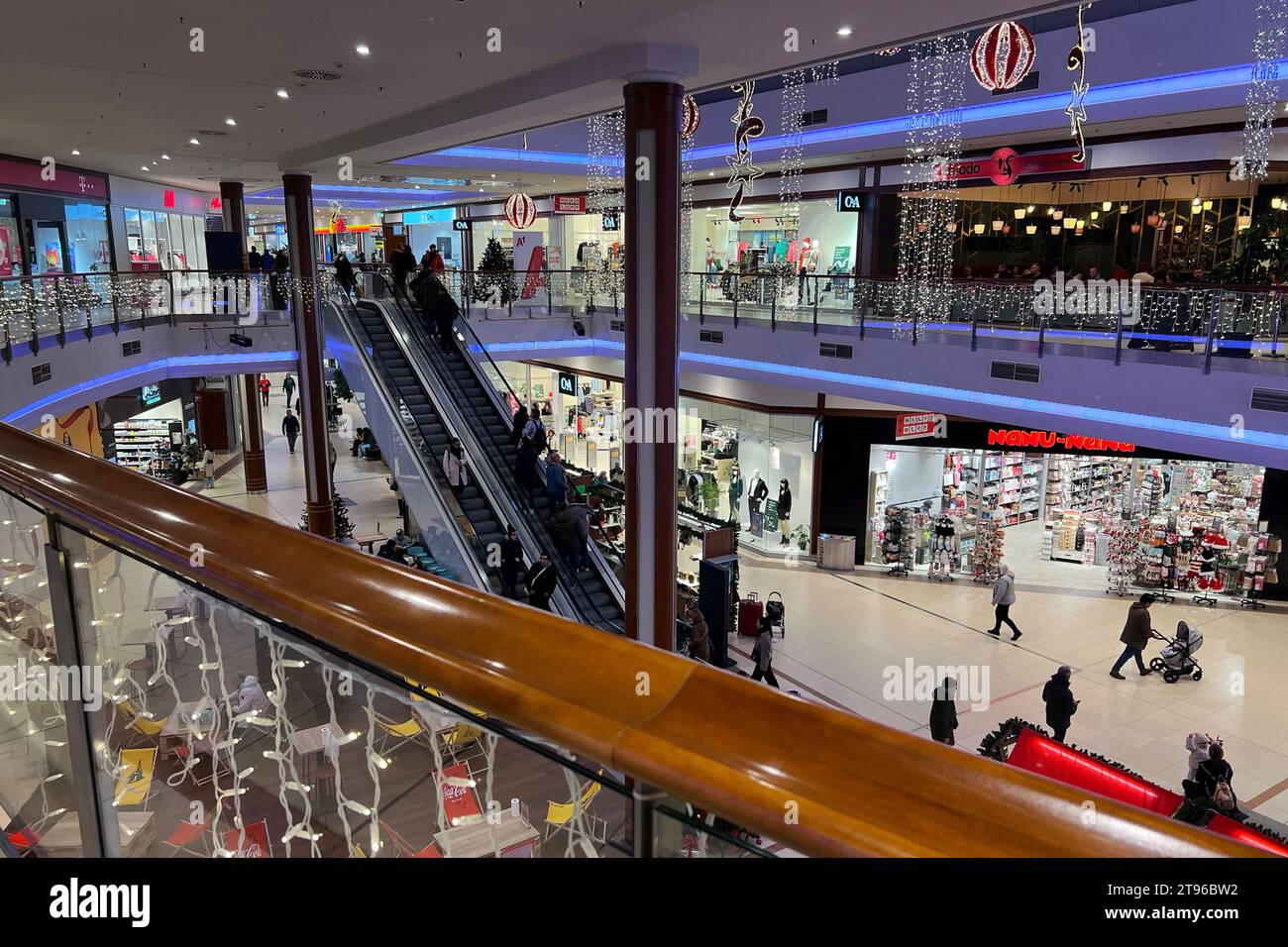 Einkaufszentrum Stadion Center am Ernst-Happel Stadion a Vienna. Nur wenige Kunden im Einkaufszentrum *** Centro commerciale Stadion Center presso lo stadio Ernst Happel di Vienna solo pochi clienti nel centro commerciale credito: Imago/Alamy Live News Foto Stock