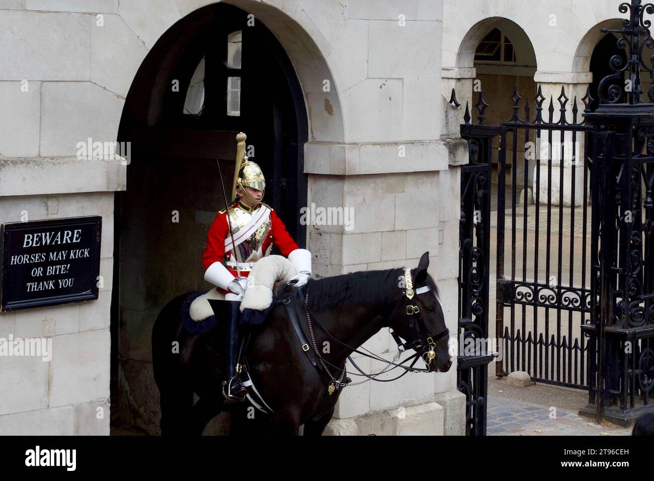 Life Guard of the Household Cavalry in servizio di sentinella presso la Horse Guards Whitehall, City of Westminster, Londra. Foto Stock