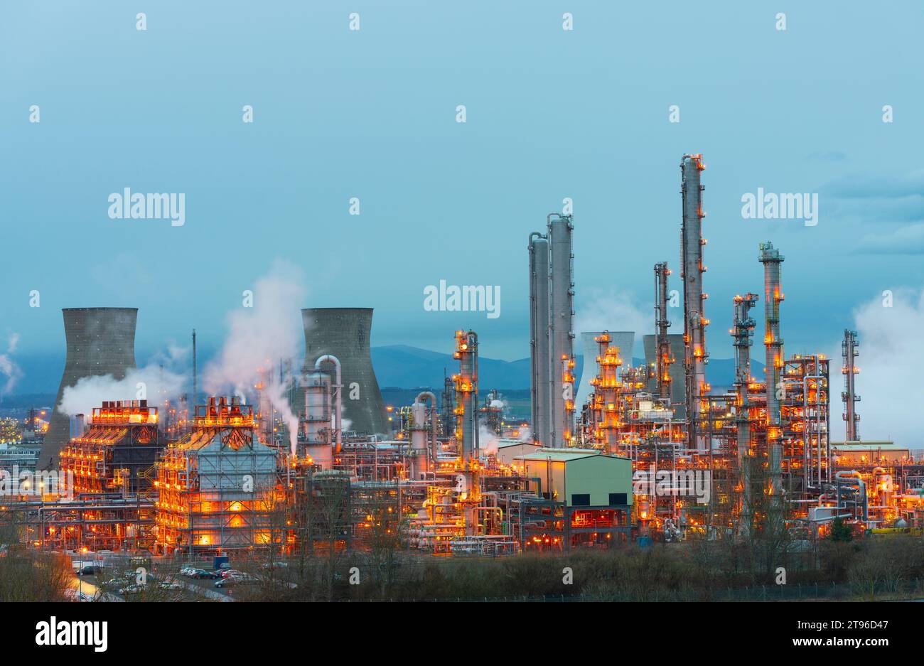 Vista serale della raffineria di petrolio di Grangemouth gestita da PetroIneos, una joint venture tra Petrochina e Ineos. Scozia Regno Unito Foto Stock