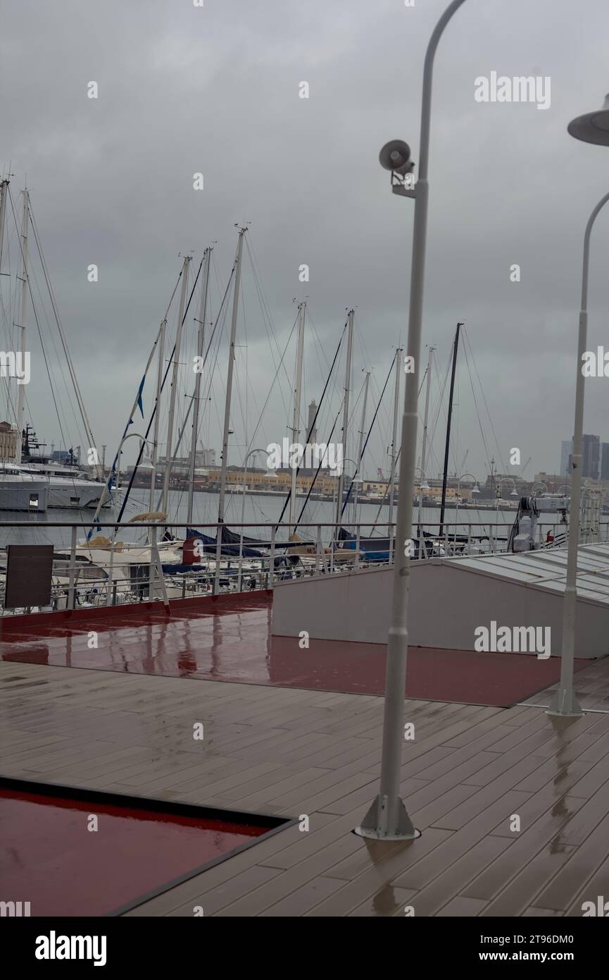Genova, Italia - novembre 2023 - Porto visto dalla terrazza dell'Acquario di Genova e dalla Lanterna di Genova in lontananza in una giornata di pioggia Foto Stock