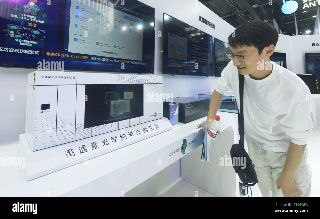 HANGZHOU, CINA - 23 NOVEMBRE 2023 - i visitatori guardano un modello di un dispositivo litografico ad alta produttività sviluppato dal laboratorio Zhijiang al 2° Glo Foto Stock