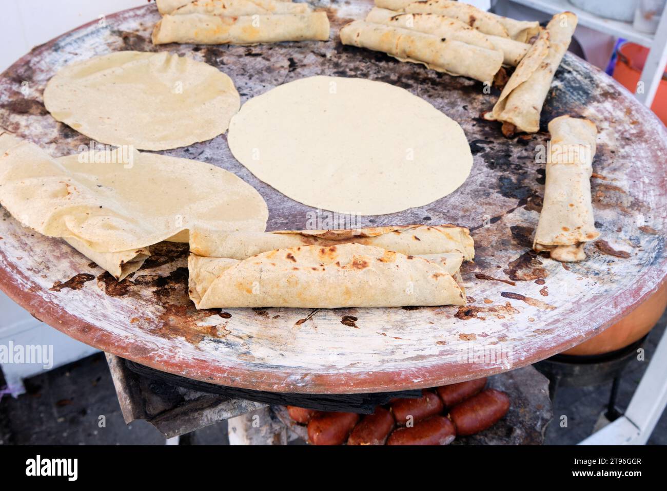le enchiladas vengono cucinate sulla stufa calda del venditore all'aperto Foto Stock