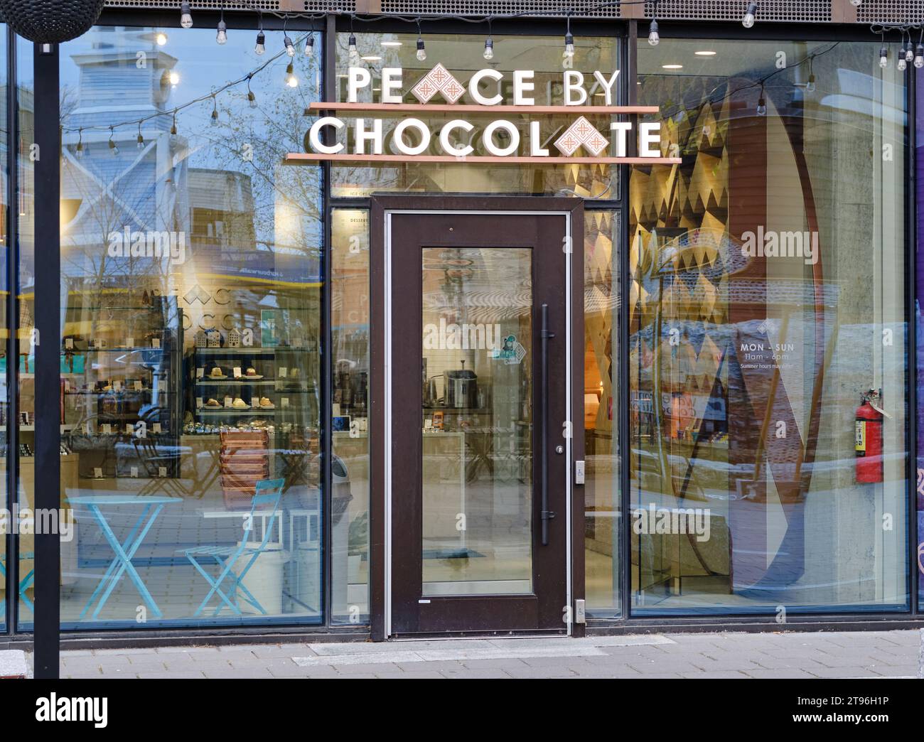 Segno della Pace con la cioccolateria e la facciata, sul lungomare di Halifax, Canada Foto Stock
