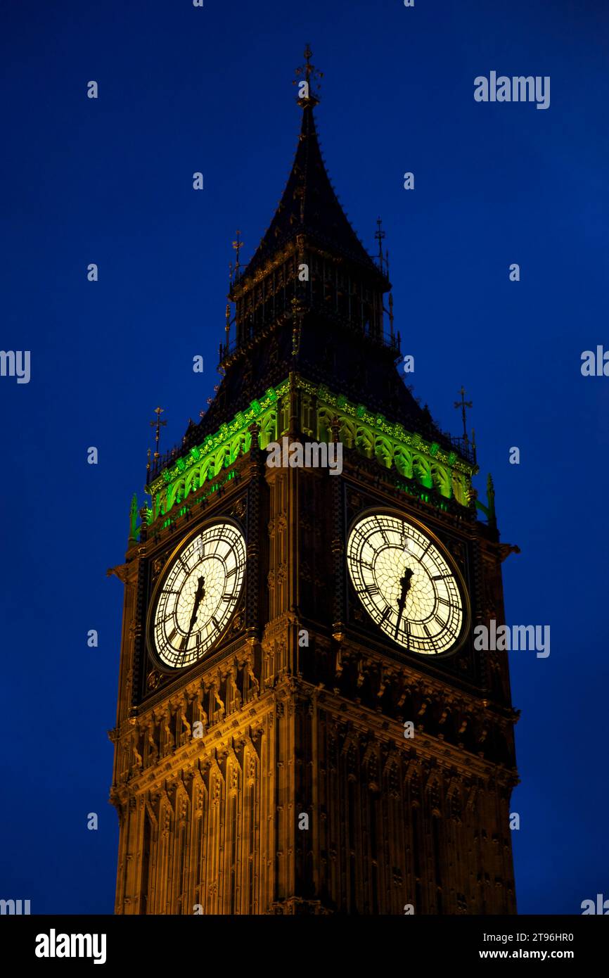 Big Ben al calar della notte. Questa torre dell'orologio è uno dei monumenti più iconici di Londra. Foto Stock