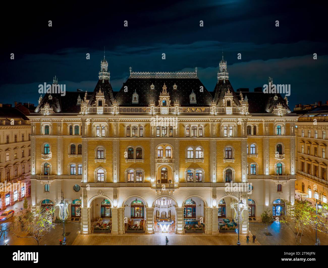 Incredibile edificio rinnovato in stile neoclassico a Budapest. Il nome originale è Dreschler Palace. Questo è il W Hotel Budapest Foto Stock