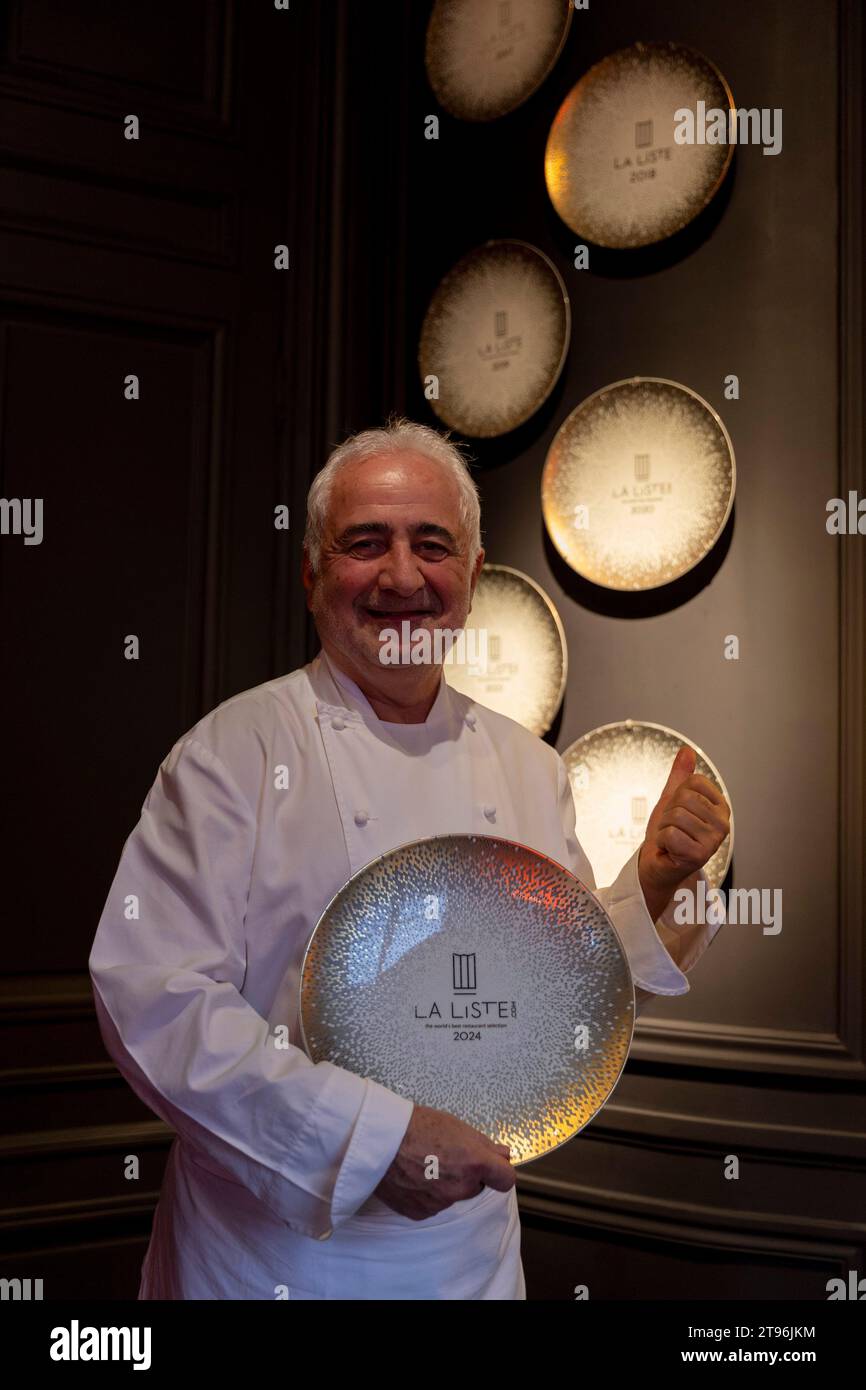 © PHOTOPQR/LE DAUPHINE/Bertrand RIOTORD ; Parigi ; 21/11/2023 ; Parigi (Ile de France), le 21 novembre 2023. Guy Savoy dans les cuisine de son, ristorante éponyme. même si le guide Michelin lui a enlevé sa troisième étoile, le chef francesi reste l'un des meilleurs cuisine iniers du monde. Ristorante Son situé à la Monnaie de Paris figure pour la septième fois au sommet de la liste des meilleurs Restaurants du monde, classés par 'la liste'. Foto : Bertrand Riotord/le Dauphiné libéré - Guy Patrice Savoy, chef francese che è il capo chef e proprietario del ristorante omonimo Guy Savoy a Parigi Foto Stock