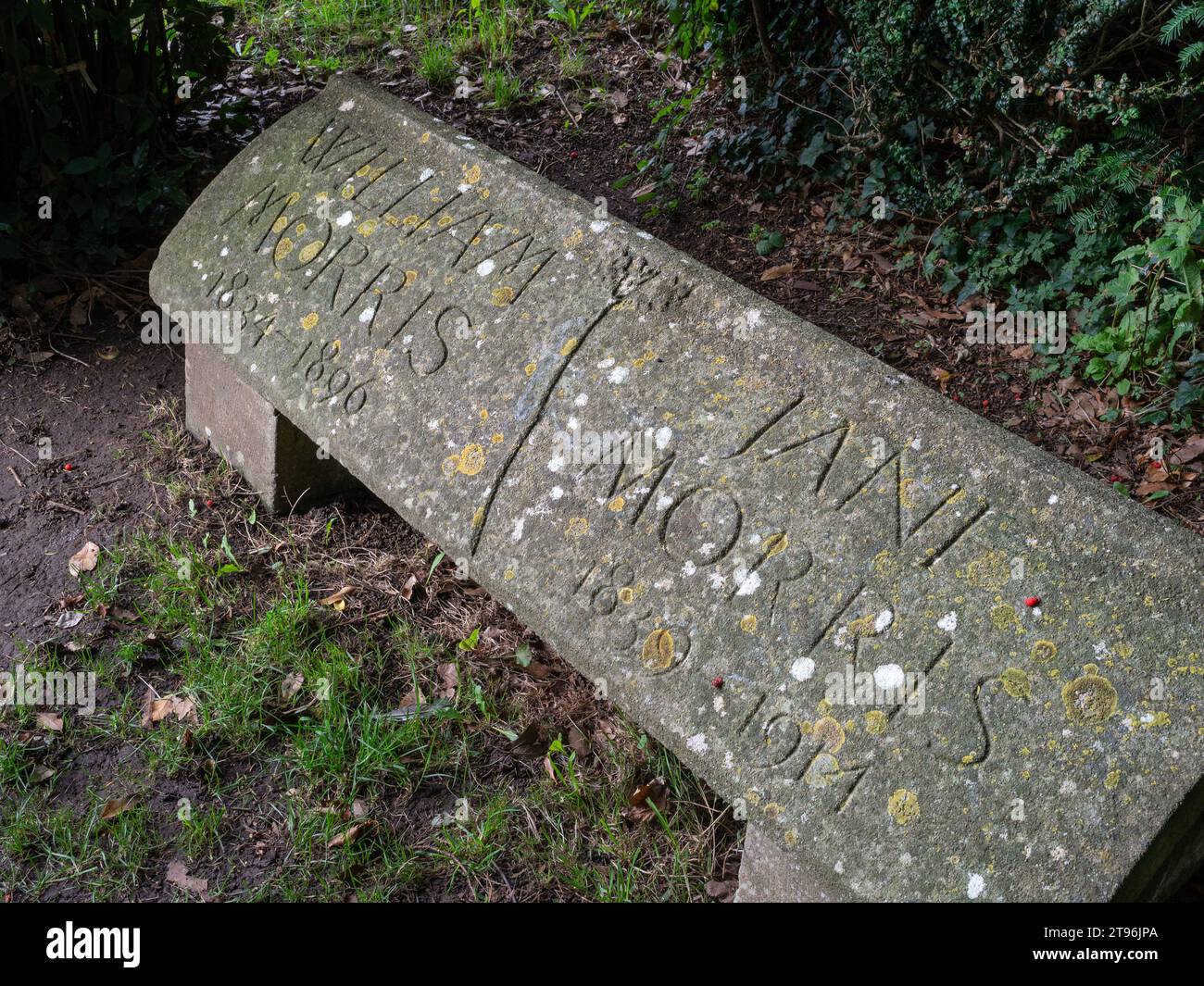 Tomba dell'artista William Morris e di sua moglie Jane Morris, nel cimitero di St George, Kelmscott, Oxfordshire, Regno Unito: Pietra disegnata da Philip Webb Foto Stock