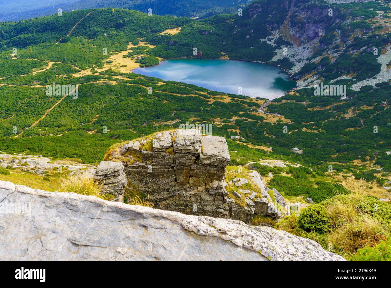 Vista del lago inferiore, parte dei sette laghi, nel Parco nazionale di Rila, nella Bulgaria sud-occidentale Foto Stock