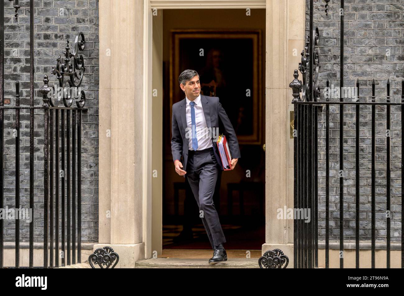 Rishi Sunak MP - primo Ministro britannico - Leaving 10 Downing Street for Premier's Questions in Parliament, 22 novembre 2023 Foto Stock