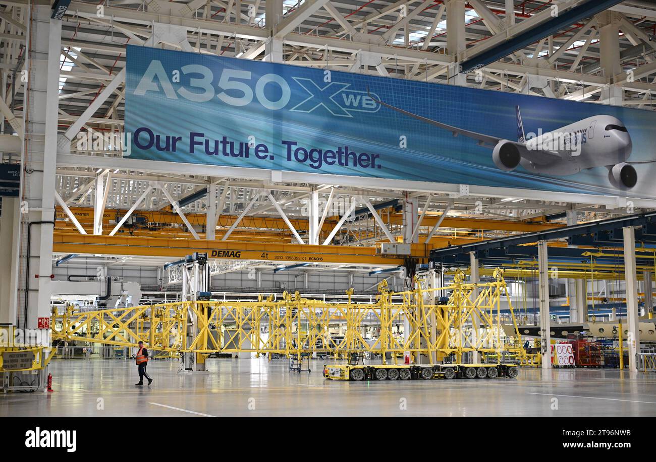 Lavoratori del reparto di produzione dell'ala Airbus A350 presso la fabbrica Airbus North, Broughton, Chester, North Wales, durante una visita del Cancelliere dello Scacchiere Jeremy Hunt a seguito della sua dichiarazione d'autunno. Data foto: Giovedì 23 novembre 2023. Foto Stock
