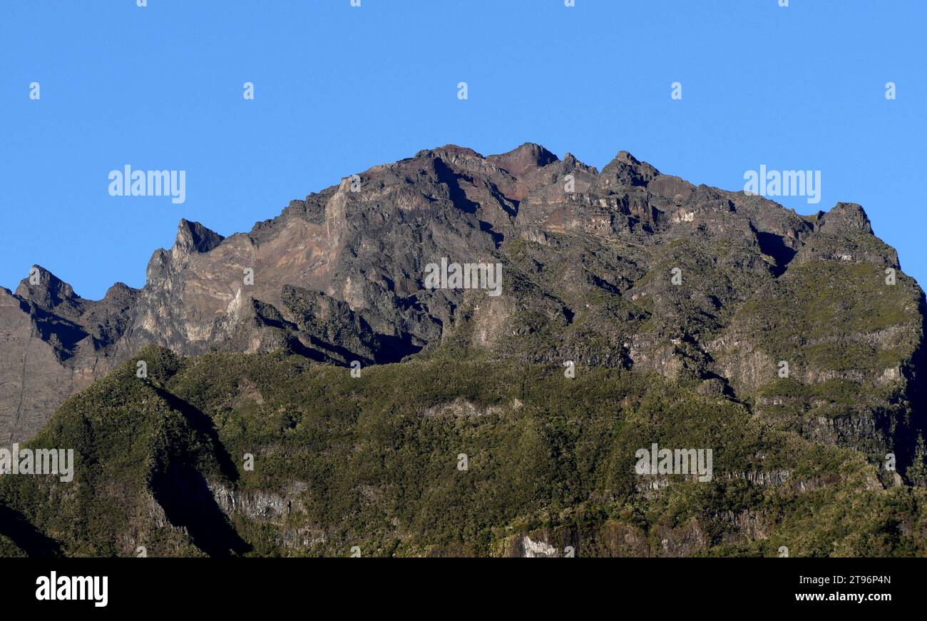 Cima del Piton des Neiges vista da Cilaos, isola di riunione. La montagna vulcanica più alta delle isole Mascarene. L'escursione inizia a le Bloc, Cilaos Foto Stock