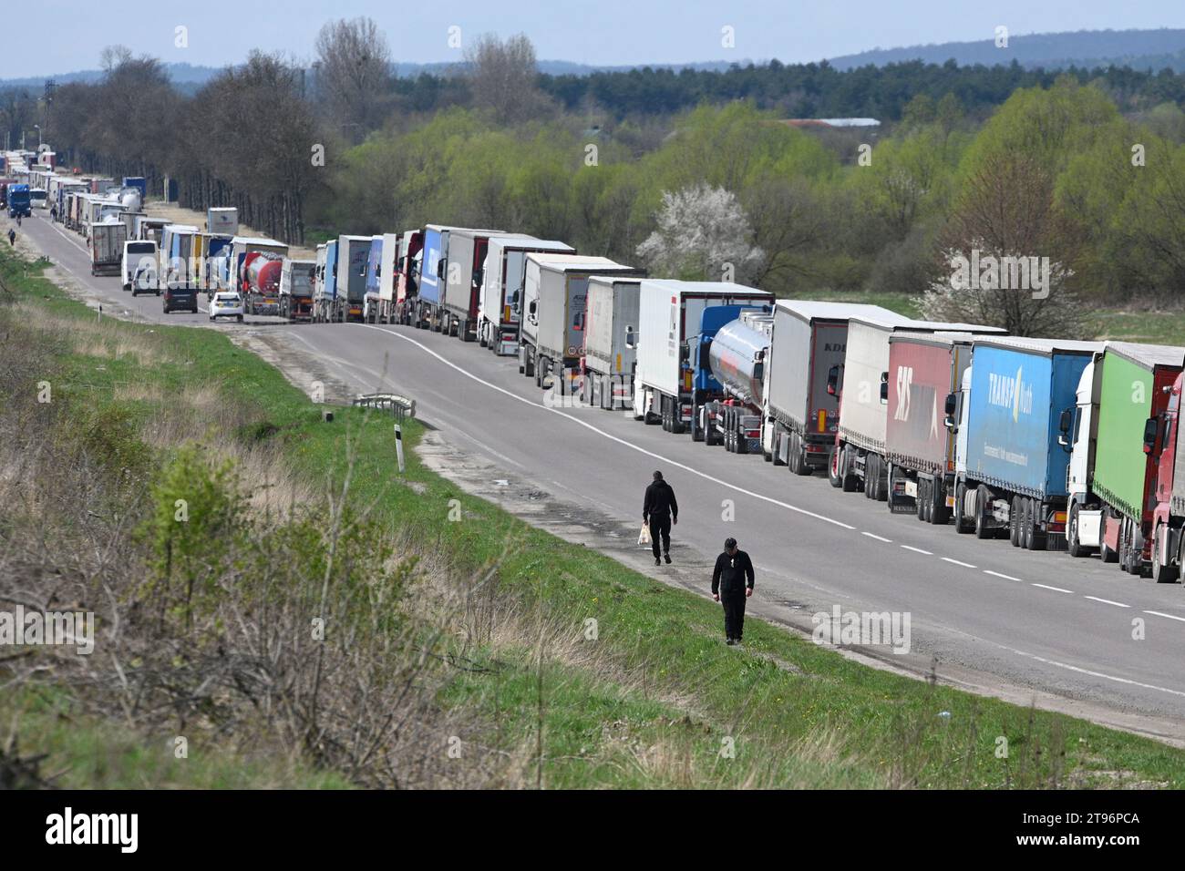 Regione di Leopoli, Ucraina - 18 aprile 2023: Una lunga fila di camion vicino al posto di controllo di frontiera Rava-Ruska sul confine ucraino-polacco. Foto Stock