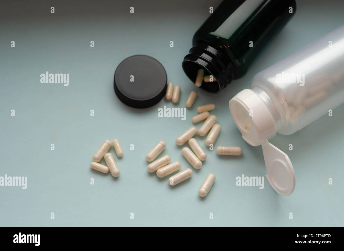 Pillole e capsule di medicina farmaceutica che fuoriescono dalla bottiglia di pillola. Foto Stock