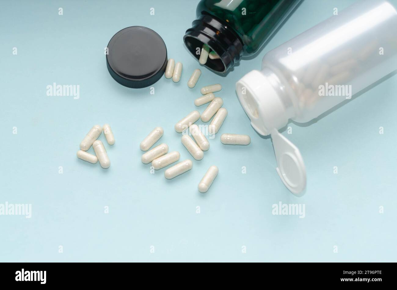 Pillole e capsule di medicina farmaceutica che fuoriescono dalla bottiglia di pillola. Foto Stock